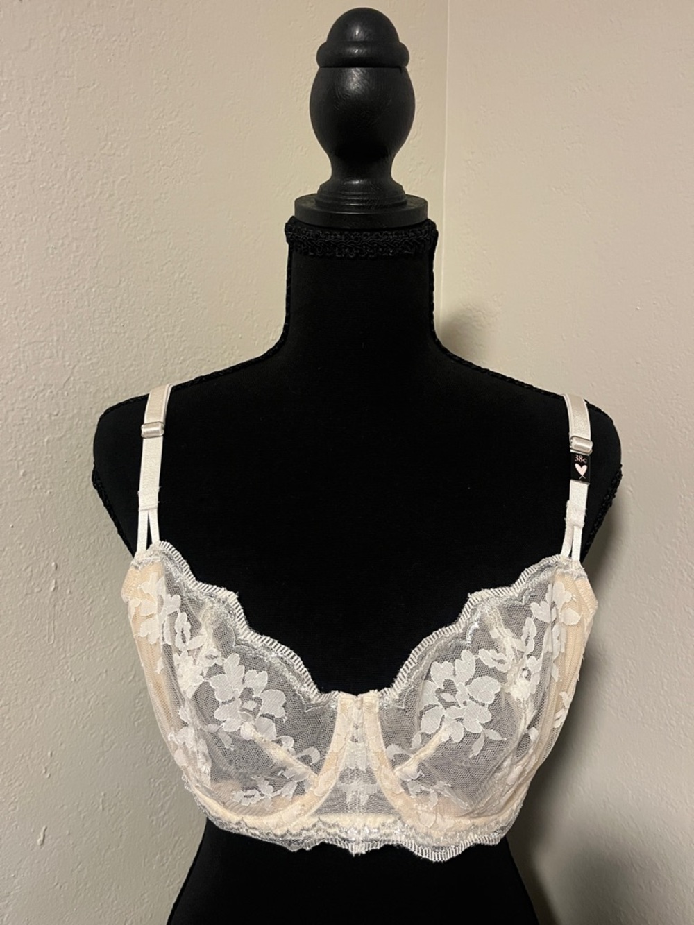 NWT-Victoria's Secret DreamAngels Push-up w/out paddingCream Floral Lace Bra-38C